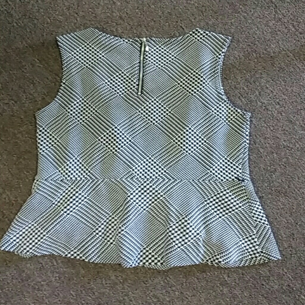 Cute little 2 piece - Picture 5 of 5